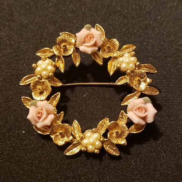 Gold-Tone Pink Porcelain Rose Wreath Brooch. - Picture 1 of 8